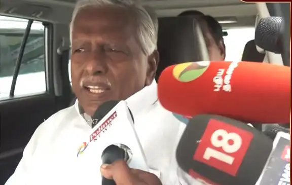 அதிமுக துணைப் பொதுச்செயலாளர் கே.பி.முனுசாமி செய்தியாளர்களிடம் பேசுகிறார்