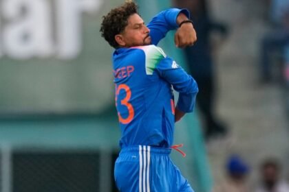 யோர்க்ஷயர் அணிக்காக பந்துவீசும் குல்தீப் யாதவ்