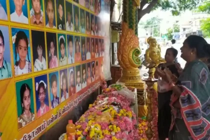கும்பகோணம் பள்ளி தீ விபத்தில் உயிரிழந்த குழந்தைகளின் நினைவு தினத்தில் அஞ்சலி செலுத்தும் பெற்றோர்கள்