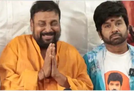 நடிகர் பாவா லட்சுமணன் லெஜண்ட் சரவணன் வழங்கிய உதவியைப் பெற்றுக்கொண்டு நன்றி தெரிவிக்கிறார்