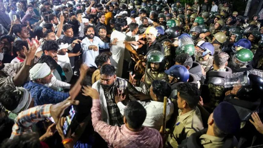 மத்தியப்பிரதேசத்தில் போராட்டத்தில் ஈடுபட்ட விவசாயிகள்