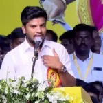 அமைச்சர் ரமேஷ் பொதுமக்களிடம் மனுக்களைப் பெற்றுக் கொள்கிறார்