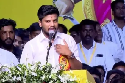 அமைச்சர் ரமேஷ் பொதுமக்களிடம் மனுக்களைப் பெற்றுக் கொள்கிறார்