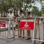 மெரினா கடற்கரையில் பாதுகாப்பு சோதனையில் ஈடுபடும் போலீசார்