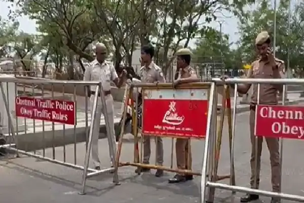 மெரினா கடற்கரையில் பாதுகாப்பு சோதனையில் ஈடுபடும் போலீசார்