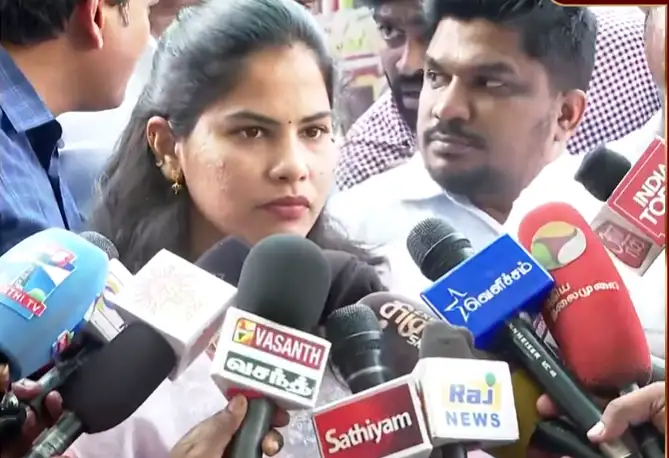 சென்னை மாநகராட்சி மேயர் பிரியா புகார் அளிக்கும் காட்சி