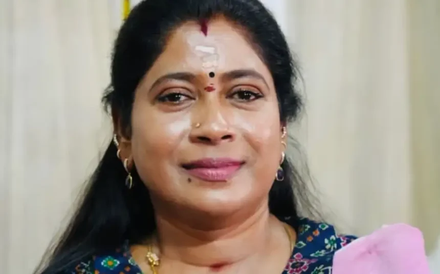 வருவாய் துறை அமைச்சர் செங்கோட்டையனை சந்திக்கும் மீனா ஜெயக்குமார்