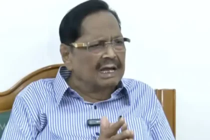 முன்னாள் அமைச்சர் துரைமுருகன் செய்தியாளர்களிடம் பேசுகிறார்