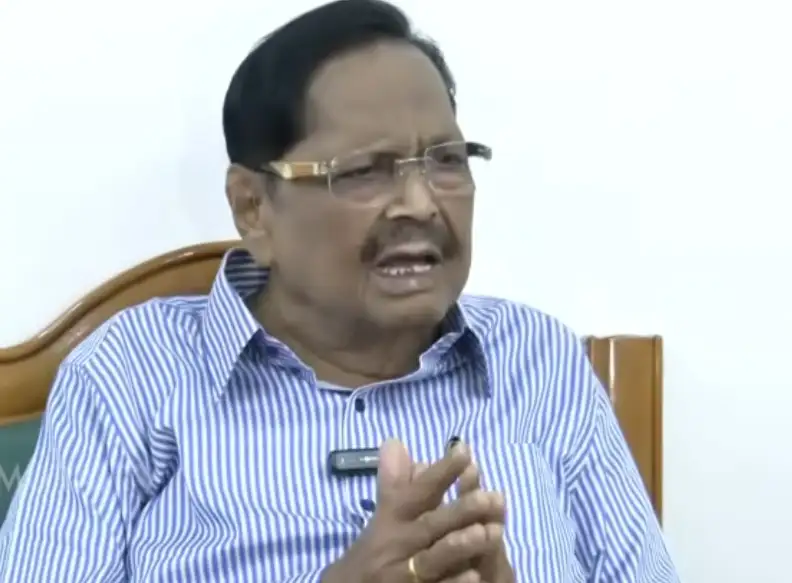 முன்னாள் அமைச்சர் துரைமுருகன் செய்தியாளர்களிடம் பேசுகிறார்