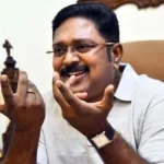 டி.டி.வி. தினகரன் சமூக வலைதளத்தில் பதிவு வெளியிடும் காட்சி