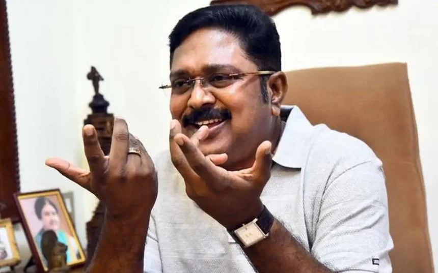 டி.டி.வி. தினகரன் சமூக வலைதளத்தில் பதிவு வெளியிடும் காட்சி