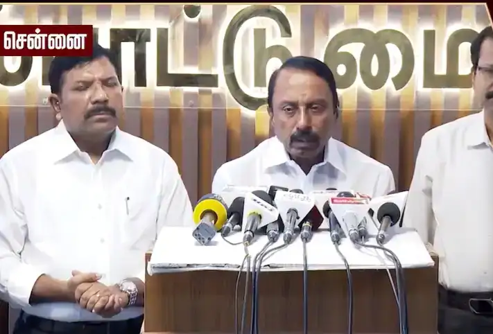 அமைச்சர் செங்கோட்டையன் செய்தியாளர்களிடம் பேசுகிறார்