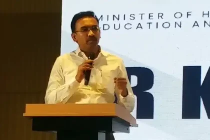 அமைச்சர் அருண்ராஜ் புத்தகம் வெளியிடும் காட்சி