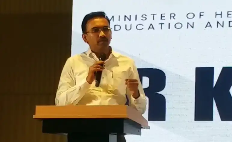 அமைச்சர் அருண்ராஜ் புத்தகம் வெளியிடும் காட்சி