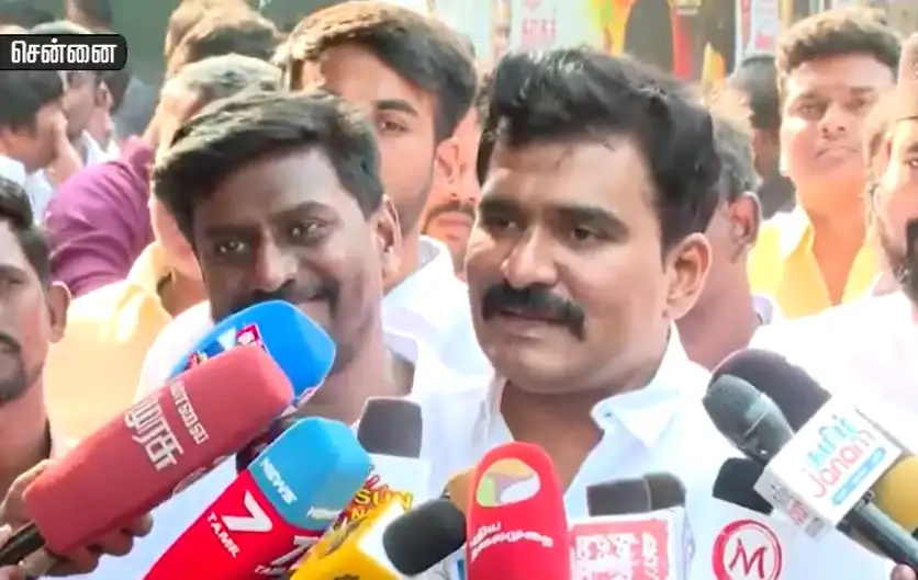 அமைச்சர் நிர்மல் குமார் செய்தியாளர்களிடம் பேசுகிறார்