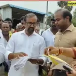 நெல் கொள்முதல் நிலையத்தில் ஆய்வு செய்யும் அமைச்சர் வெங்கடரமணன்