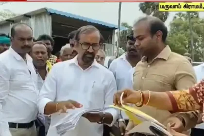 நெல் கொள்முதல் நிலையத்தில் ஆய்வு செய்யும் அமைச்சர் வெங்கடரமணன்