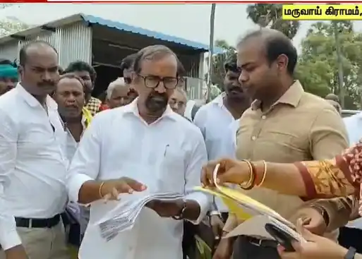 நெல் கொள்முதல் நிலையத்தில் ஆய்வு செய்யும் அமைச்சர் வெங்கடரமணன்