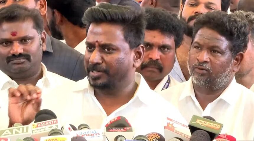 அமைச்சர் ராஜ்மோகன் செய்தியாளர்களைச் சந்தித்துப் பேசுகிறார்