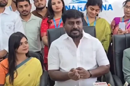 அமைச்சர் ராஜ்மோகன் செய்தியாளர்களை சந்திக்கும் காட்சி