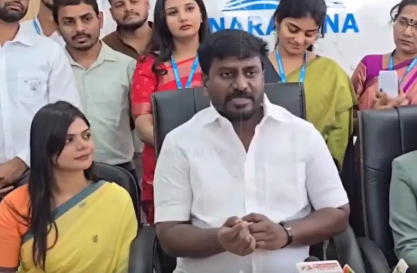 அமைச்சர் ராஜ்மோகன் செய்தியாளர்களை சந்திக்கும் காட்சி