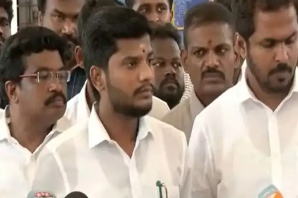 அமைச்சர் ரமேஷ் செய்தியாளர்களை சந்திக்கும் காட்சி