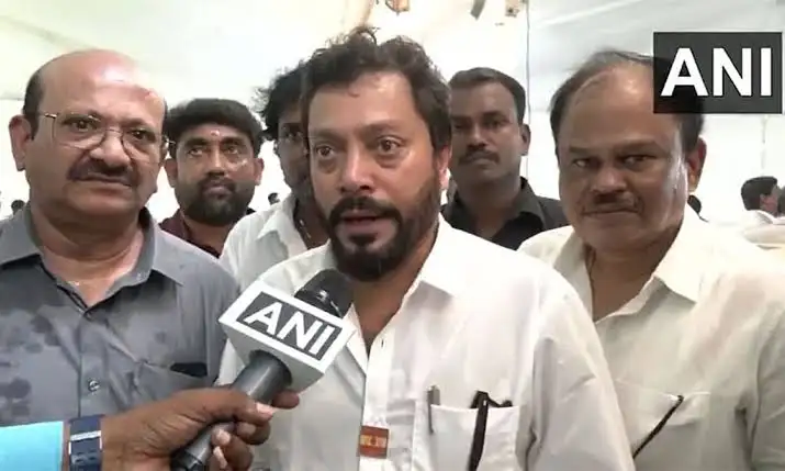 மீன்வளத்துறை அமைச்சர் ஸ்ரீநாத் பேட்டி அளிக்கும் காட்சி