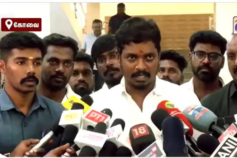 அமைச்சர் விக்னேஷ் செய்தியாளர்களிடம் பேசுகிறார்