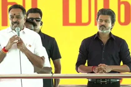 முதலமைச்சர் விஜய் மேடையில் அமர்ந்திருக்கும் காட்சி