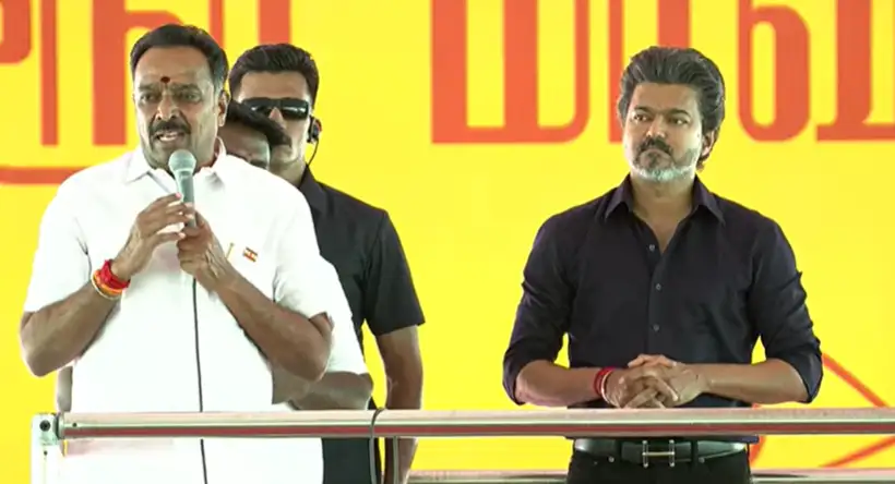 முதலமைச்சர் விஜய் மேடையில் அமர்ந்திருக்கும் காட்சி