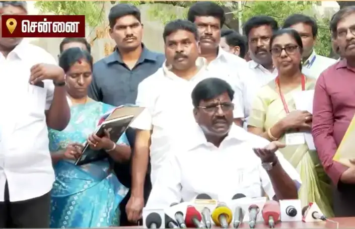 உயர்கல்வித்துறை அமைச்சர் விஸ்வநாதன் செய்தியாளர்களை சந்திக்கும் காட்சி