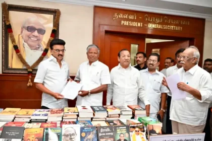 திமுக தலைவர் மு.க.ஸ்டாலின் புத்தகங்கள் வழங்குவது குறித்து அறிவிப்பு வெளியிடுகிறார்