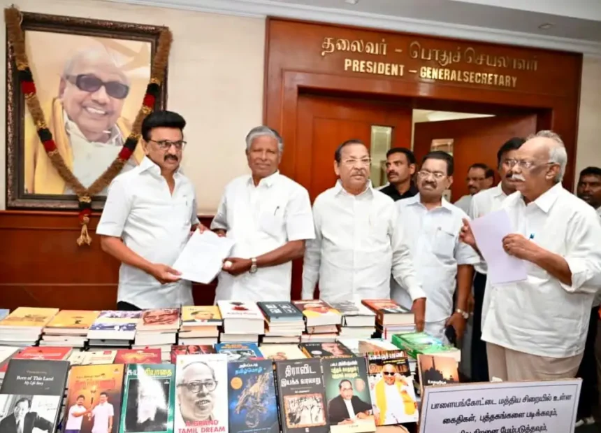 திமுக தலைவர் மு.க.ஸ்டாலின் புத்தகங்கள் வழங்குவது குறித்து அறிவிப்பு வெளியிடுகிறார்