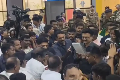 முன்னாள் முதலமைச்சர் மு.க.ஸ்டாலின் சென்னை விமான நிலையத்தில் செய்தியாளர்களை சந்திக்கிறார்