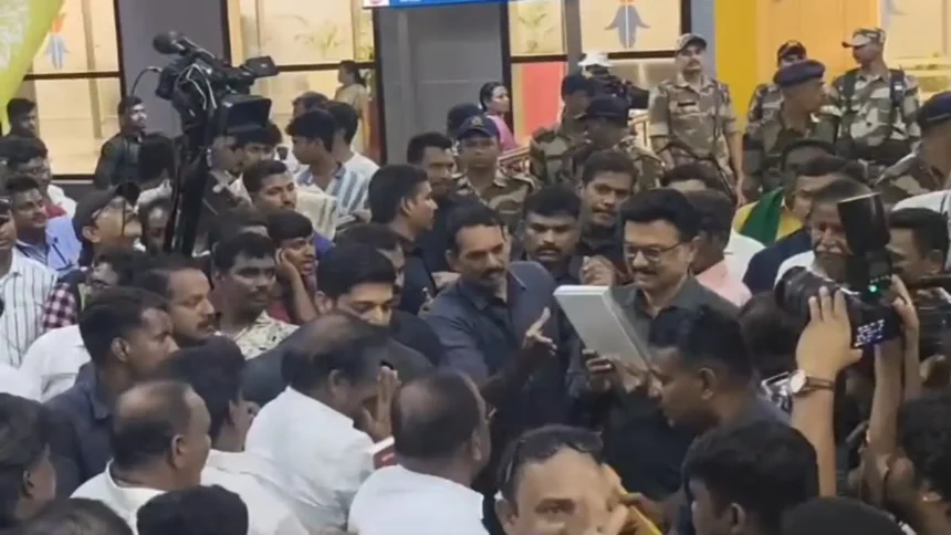 முன்னாள் முதலமைச்சர் மு.க.ஸ்டாலின் சென்னை விமான நிலையத்தில் செய்தியாளர்களை சந்திக்கிறார்