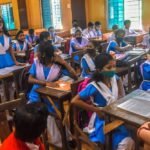 தமிழக பள்ளிக்கல்வித் துறை அமைச்சர் அல்லது செயலாளர் அறிவிப்பு வெளியிடும் காட்சி