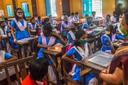 தமிழக பள்ளிக்கல்வித் துறை அமைச்சர் அல்லது செயலாளர் அறிவிப்பு வெளியிடும் காட்சி