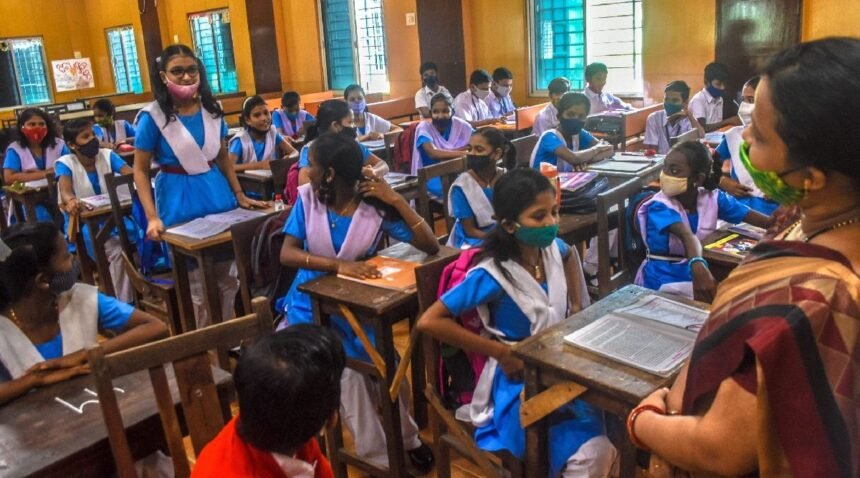 தமிழக பள்ளிக்கல்வித் துறை அமைச்சர் அல்லது செயலாளர் அறிவிப்பு வெளியிடும் காட்சி