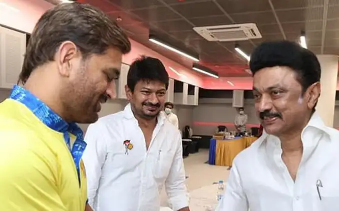 முதலமைச்சர் மு.க. ஸ்டாலின் எம்.எஸ். தோனிக்கு பிறந்தநாள் வாழ்த்து தெரிவிக்கும் புகைப்படம்