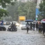 மும்பையில் கனமழை காரணமாக பாதிக்கப்பட்ட சாலைகள்