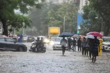 மும்பையில் கனமழை காரணமாக பாதிக்கப்பட்ட சாலைகள்