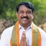 தமிழக விவசாயிகள் பாதுகாப்பு சங்க நிறுவனர் ஈசன் முருகசாமி செய்தியாளர்களை சந்திக்கும் காட்சி