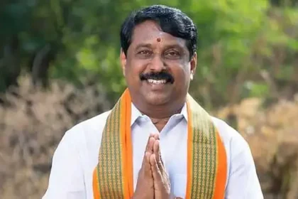 தமிழக விவசாயிகள் பாதுகாப்பு சங்க நிறுவனர் ஈசன் முருகசாமி செய்தியாளர்களை சந்திக்கும் காட்சி