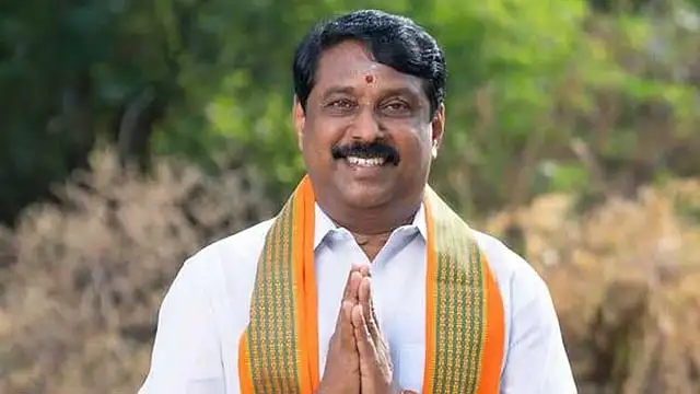 தமிழக விவசாயிகள் பாதுகாப்பு சங்க நிறுவனர் ஈசன் முருகசாமி செய்தியாளர்களை சந்திக்கும் காட்சி