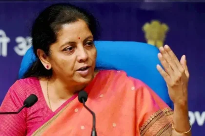 மத்திய நிதியமைச்சர் நிர்மலா சீதாராமன் பேட்டி அளிக்கும் காட்சி