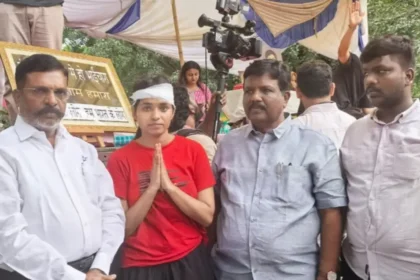விடுதலைச் சிறுத்தைகள் கட்சி தலைவர் திருமாவளவன் மற்றும் தோழர் ரவிக்குமார் ஆகியோர் டெல்லியில் போராடும் மாணவர்களை சந்தித்து ஆறுதல் கூறுதல்