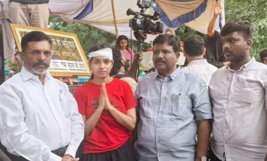 விடுதலைச் சிறுத்தைகள் கட்சி தலைவர் திருமாவளவன் மற்றும் தோழர் ரவிக்குமார் ஆகியோர் டெல்லியில் போராடும் மாணவர்களை சந்தித்து ஆறுதல் கூறுதல்