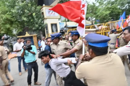 நீட் தேர்வை ரத்து செய்ய வலியுறுத்தி போராட்டத்தில் ஈடுபட்ட மாணவர்கள் மற்றும் இளைஞர் அமைப்பினர்