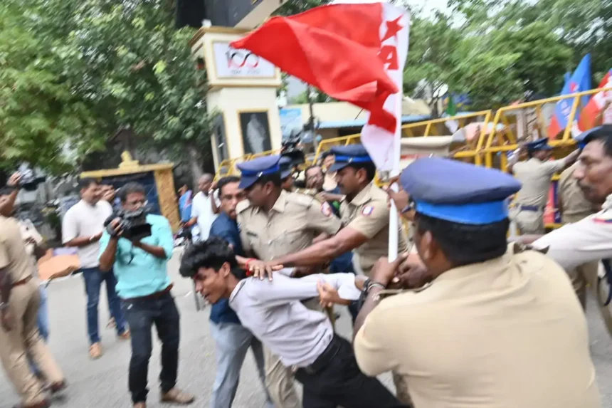 நீட் தேர்வை ரத்து செய்ய வலியுறுத்தி போராட்டத்தில் ஈடுபட்ட மாணவர்கள் மற்றும் இளைஞர் அமைப்பினர்