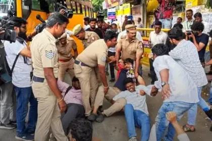 நீட் தேர்வை ரத்து செய்ய வலியுறுத்தி கோவை பிஎஸ்என்எல் அலுவலகம் அருகே போராட்டத்தில் ஈடுபட்ட மாணவர்கள்